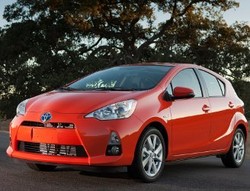 Menaksir Harga Mobil Teririt Toyota Prius c di Indonesia