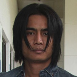 Charly Setia dengan Rambut Belah Tengahnya