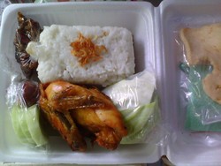 Sedekah untuk Ramadhan Nasi Gurih ayam goreng lezat