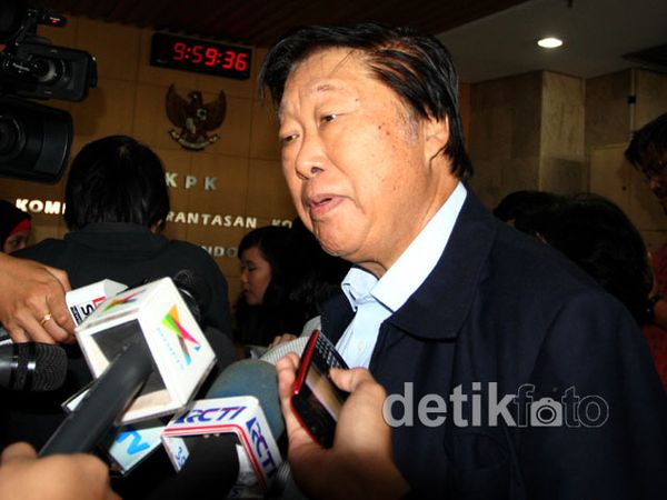 Murdaya Poo Jenguk Istrinya di Rutan KPK