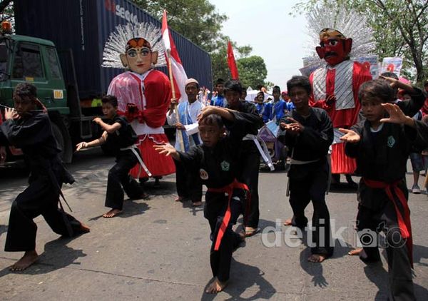 Warga Tanah Merah Gelar Pawai Sedekah Bumi