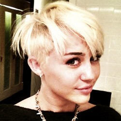 Miley Cyrus Tampil Lebih Boyish