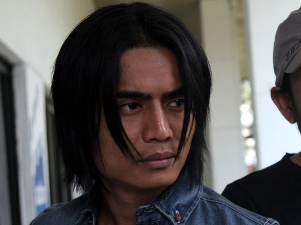 Charly Setia dengan Rambut Belah Tengahnya