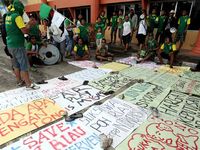 Suporter Jatim Demo PB PON Riau