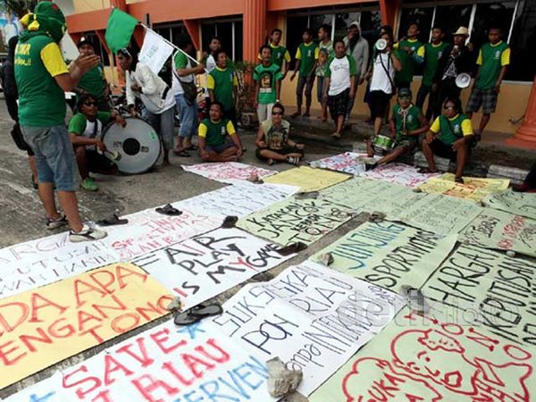 Suporter Jatim Demo PB PON Riau Suporter Jatim Demo PB PON Riau