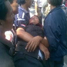 Cari Perhatian, Pengunjuk Rasa Sayat Kepala dengan Pisau