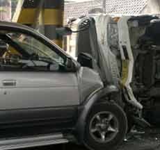 Hantam Viaduk Gempol Lama, Truk Boks Terguling & Dihantam Panther