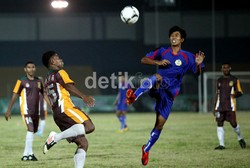 Pemain Papua dan Jawa Barat berebut bola dalam laga yang dihelat di Stadion Kaharudin Nasution Rumbai, Pekanbaru.
