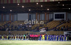 Papua dan Jawa Barat masuk dalam grup D dalam pembagian babak enam besar sepakbola PON XVIII.