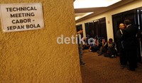 Karena tidak menemukan titik temu, pimpinan tehnical meeting, yang juga wakil Pengawas Pertandingan (PP) Bambang Irianto akhirnya menunda pelaksanaan hingga Kamis (13/09) pagi.