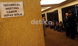 Karena tidak menemukan titik temu, pimpinan tehnical meeting, yang juga wakil Pengawas Pertandingan (PP) Bambang Irianto akhirnya menunda pelaksanaan hingga Kamis (13/09) pagi.