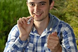 Calon Dokter Ini Ngaku Sembuhkan Sakit Usus dengan Rokok