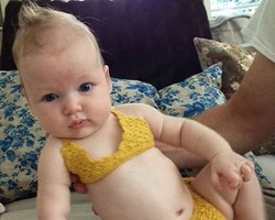 Jessica Simpson Dikecam Gara-gara Dandani Bayinya dengan Bikini