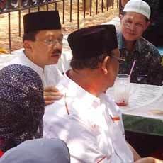 Sambil Santap Sate Padang di Kaki Lima, Foke Jelaskan Jamkesda