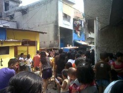 Tunggu Thorik Pulang, Warga Sibuk Foto-foto