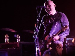 Pentolan Smashing Pumpkins Buka Kedai Teh