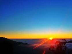 Dahsyatnya Sunrise dari Negeri di Atas Awan
