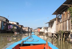 Melihat Jakarta yang Tersembunyi dari Atas Perahu