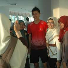 Usai Tanding, Atlet Bulutangkis Diserbu Penggemar