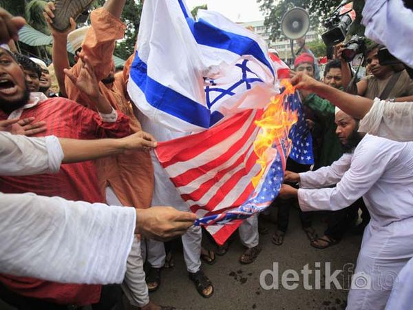 Muslim Bangladesh Bakar Bendera Israel & AS