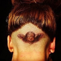 Lady Gaga Bikin Tato di Kepala
