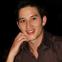 Cari Jati Diri, Mike Lewis Ogah Pacaran