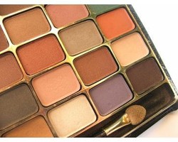 Warna Eyeshadow yang Wajib Ada di Tas Kosmetik Anda