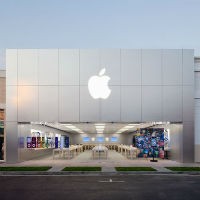 Nekat! Pencuri Tabrakkan Mobil ke Apple Store