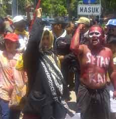 Ratusan Warga Kalimas Baru Ngeluruk Kantor Dewan Tolak Digusur