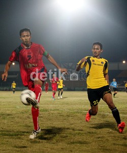 Para pemain Jambi melakukan serangan ke gawang Jawa Tengah.
