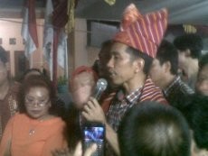 Kampanye di Cililitan, Jokowi Disematkan Atribut Adat Batak Karo