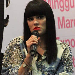 Demi Acara Amal, Jessie J Rela Pangkas Habis Rambutnya