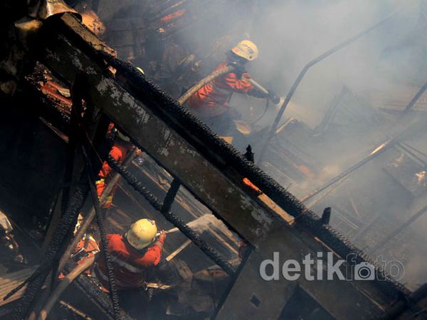 Kebakaran Landa Sebuah Rumah di Gambir