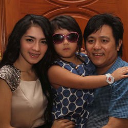 Anak Asyik Main di Mall, Steven & Angel Karamoy Pacaran Lagi