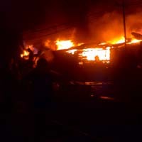 17 Damkar Tak Mampu Taklukkan Api di Pasar Turi Lama