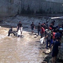 Ayi Ajak Mahasiswa di Bandung Membersihkan Cikapundung