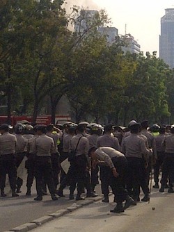 Polisi Lepaskan Gas Air Mata ke Arah Massa FPI & FUI di Kedubes AS