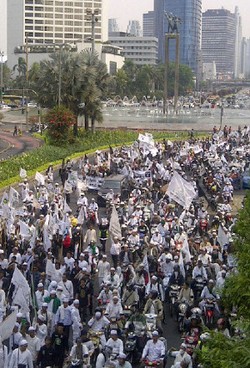 Ricuh di depan Kedubes AS, 5 Demonstran Diamankan & 11 Polisi Luka