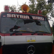 Mobil Damkar Satria Biru Jadi Korban Kericuhan di Depan Kedubes AS