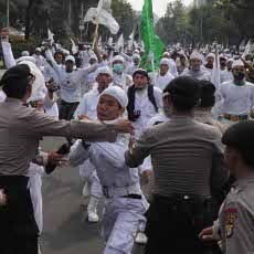 Total 4 Terduga Provokator Ditangkap dalam Bentrok di Kedubes AS