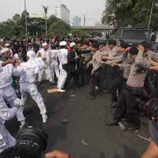 Diterjang Batu dan Ketapel, 3 Polisi di Depan Kedubes AS Terluka