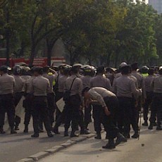 Bentrok Depan Kedubes AS, Satu Polisi Terluka di Kepala