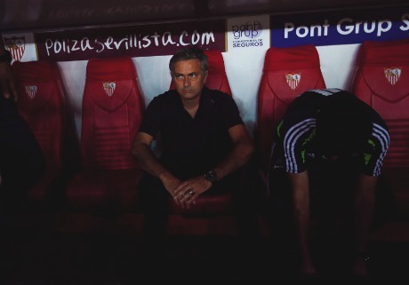 Mourinho Targetkan Lolos, Bukan Sapu Bersih
