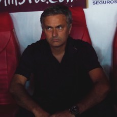 Mourinho Targetkan Lolos, Bukan Sapu Bersih