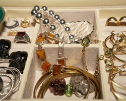  5 Aksesori yang Sebaiknya Tidak Dikenakan ke Kantor