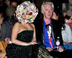 Lady Gaga Pakai Helm Bunga di London Fashion Week