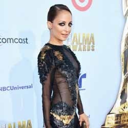 Nicole Richie Tampil Anggun & Seksi