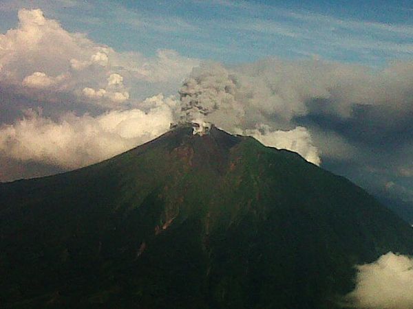 Gunung Gamalama Meletus