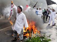 Bendera AS Dibakar di Depan Kedubes AS
