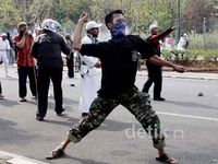 Dari Ketapel Hingga Molotov Berseliweran